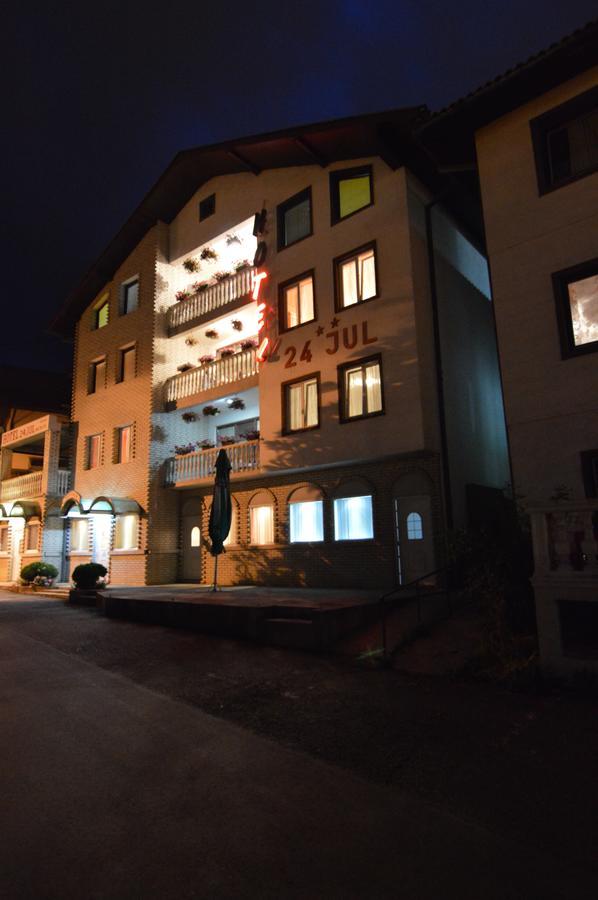 Hotel 24 Jul ปิเลฟเลีย ภายนอก รูปภาพ